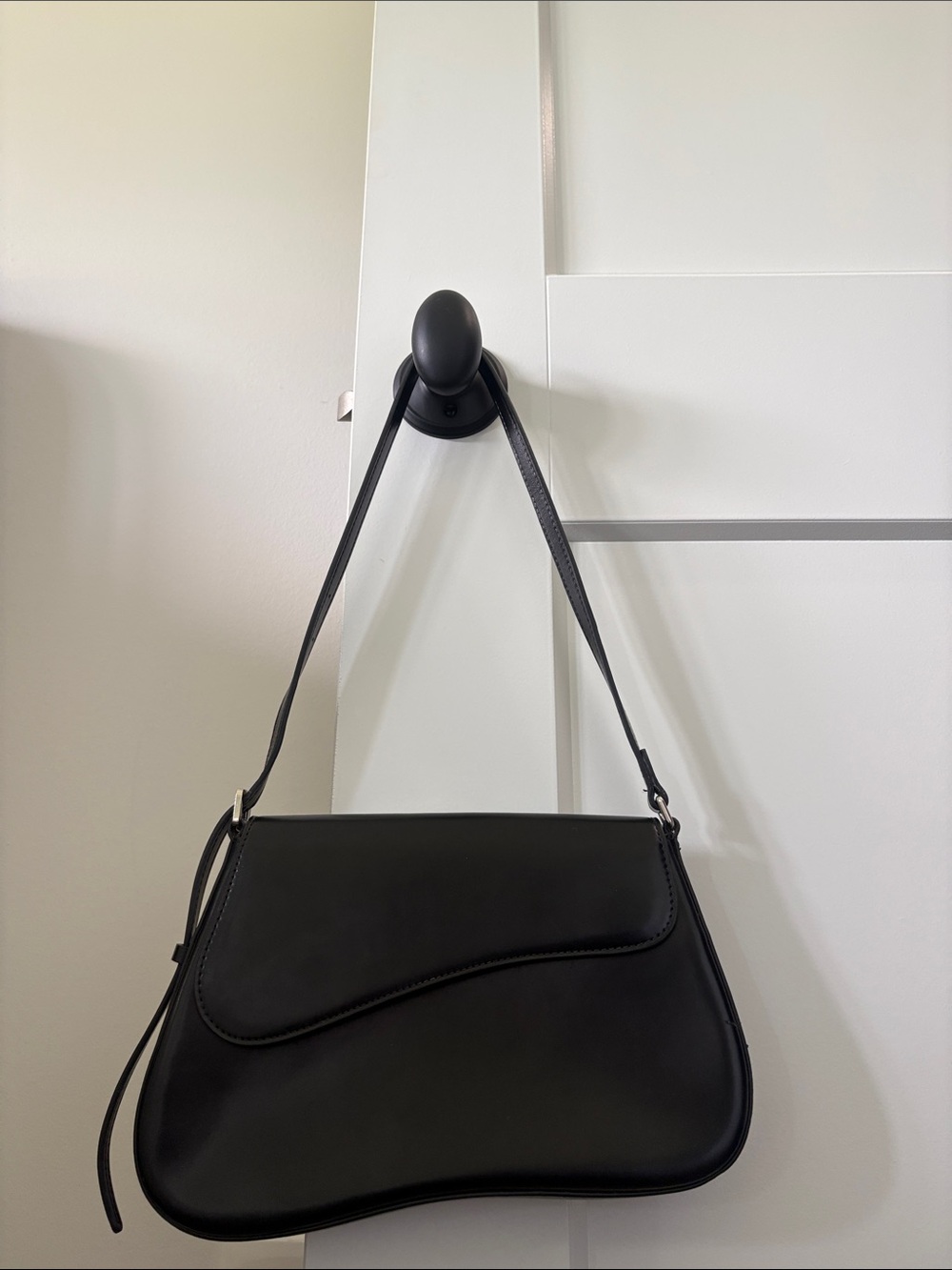 Classic Black Shoulder Bag - Sleek Minimalist Design